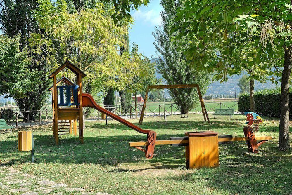 Agriturismo Le Due Torri Torre Quadrano Спелло Экстерьер фото